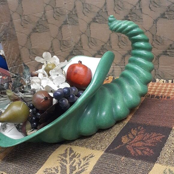 3 pc.bundle of Vintage ceramic cornacopia, (florals-no charge) and 2 placemats - Picture 3 of 12